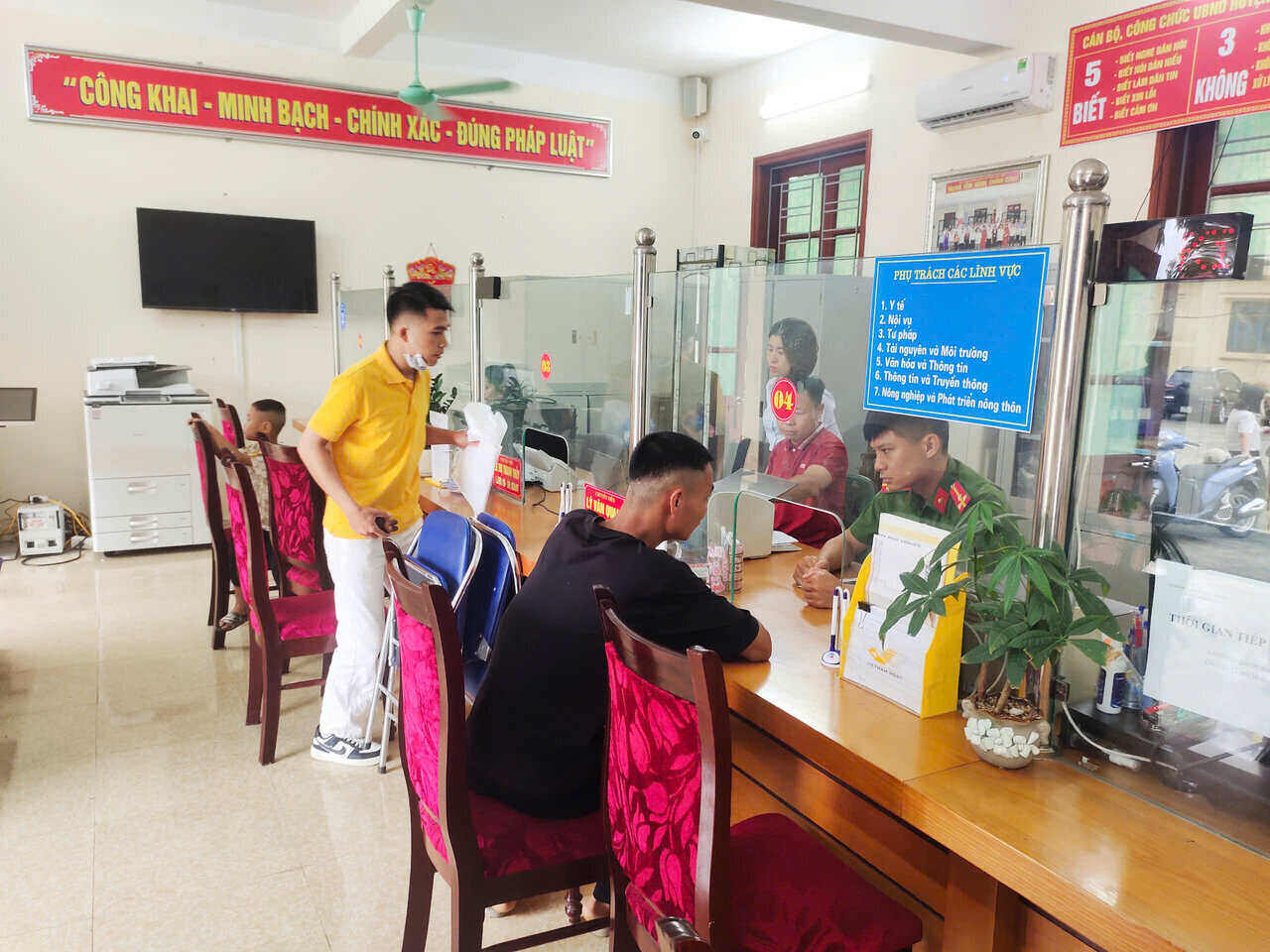 Sang ngay 1.7, Trung tam hanh chinh cong xa Da Bac, tinh Phu Tho da don tiep nhung cong dan dau tien. Anh: Binh Khang