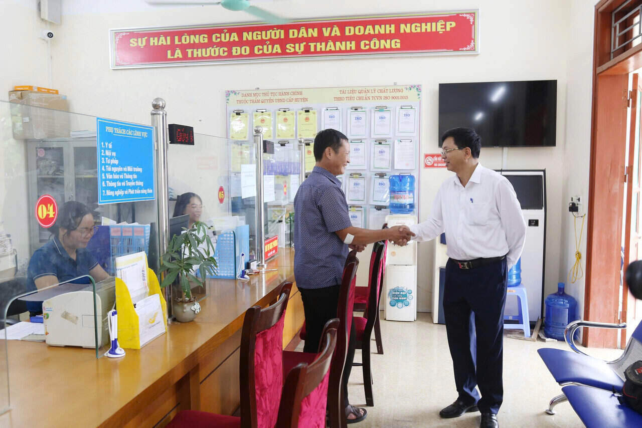Nguoi dan vui ve khi duoc can bo, cong chuc don tiep an can, huong dan tan tinh. Anh: Binh Khang