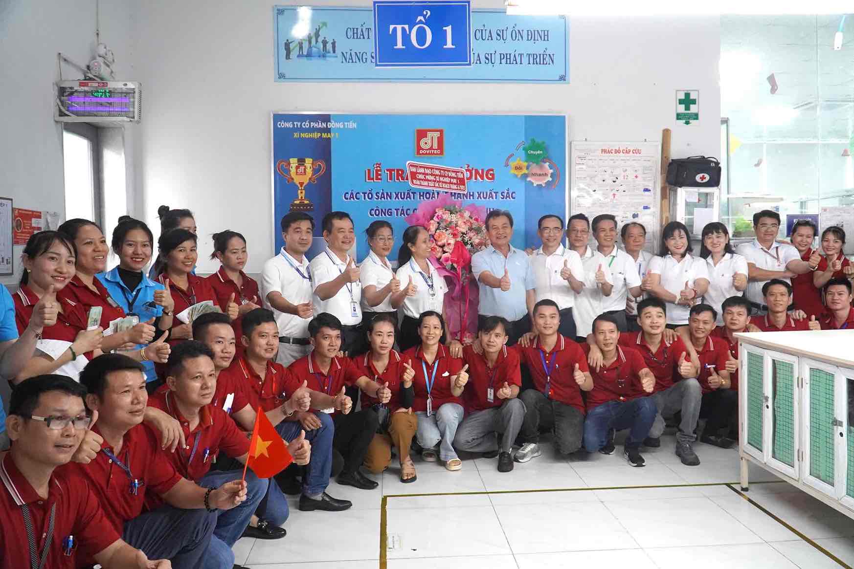 La societe par actions Dong Tien (zone industrielle d'Amata province de Dong Nai) offre une prime chaude de 1 million de dongs a chaque employe. Photo : HAC