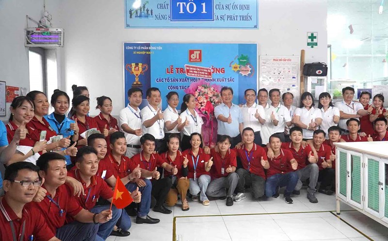 Dong Tien Joint Stock Company ( Amata Industrial Park, Dong Nai Province) gives each employee a bonus of 1 million VND. Photo: HAC