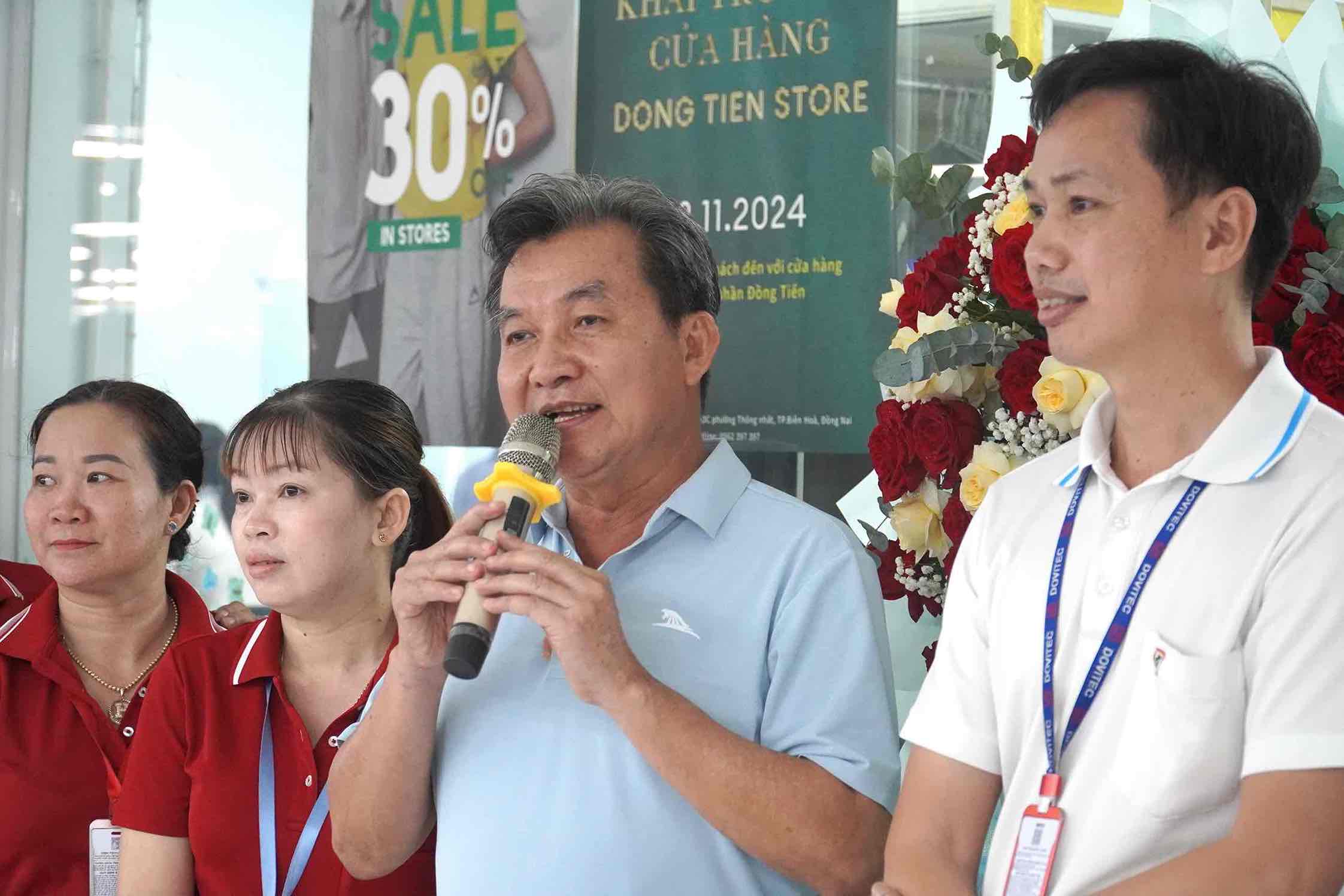 Ông Nguyễn Văn Hoàng, Tổng Giám đốc Công ty Cổ phần Đồng Tiến thông báo thưởng nóng tới người lao động. Ảnh: HAC