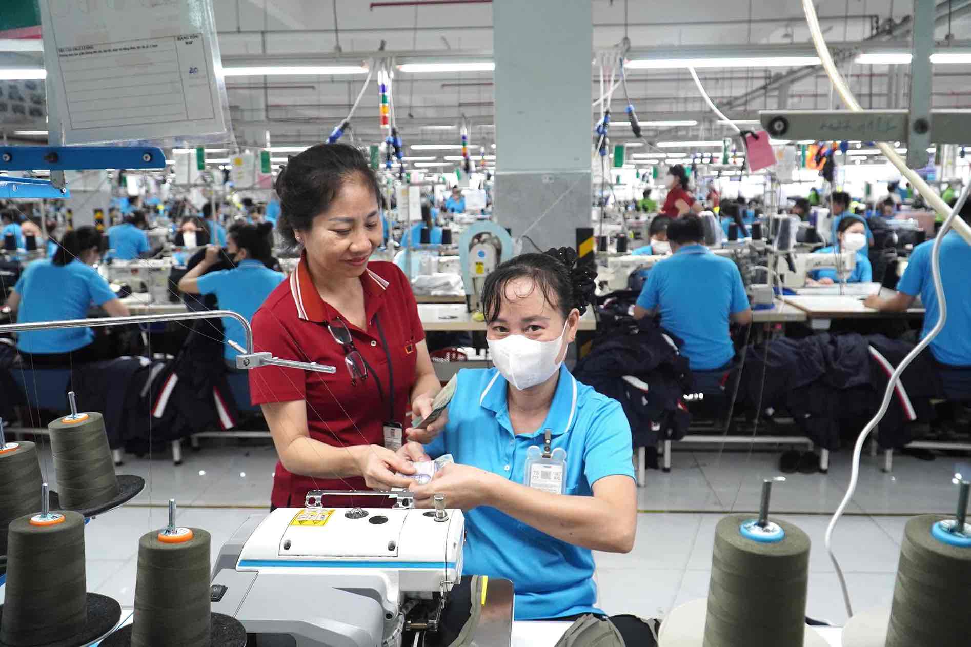 Niềm vui của người lao động Công ty Cổ phần Đồng Tiến khi nhận thưởng nóng. Ảnh: HAC