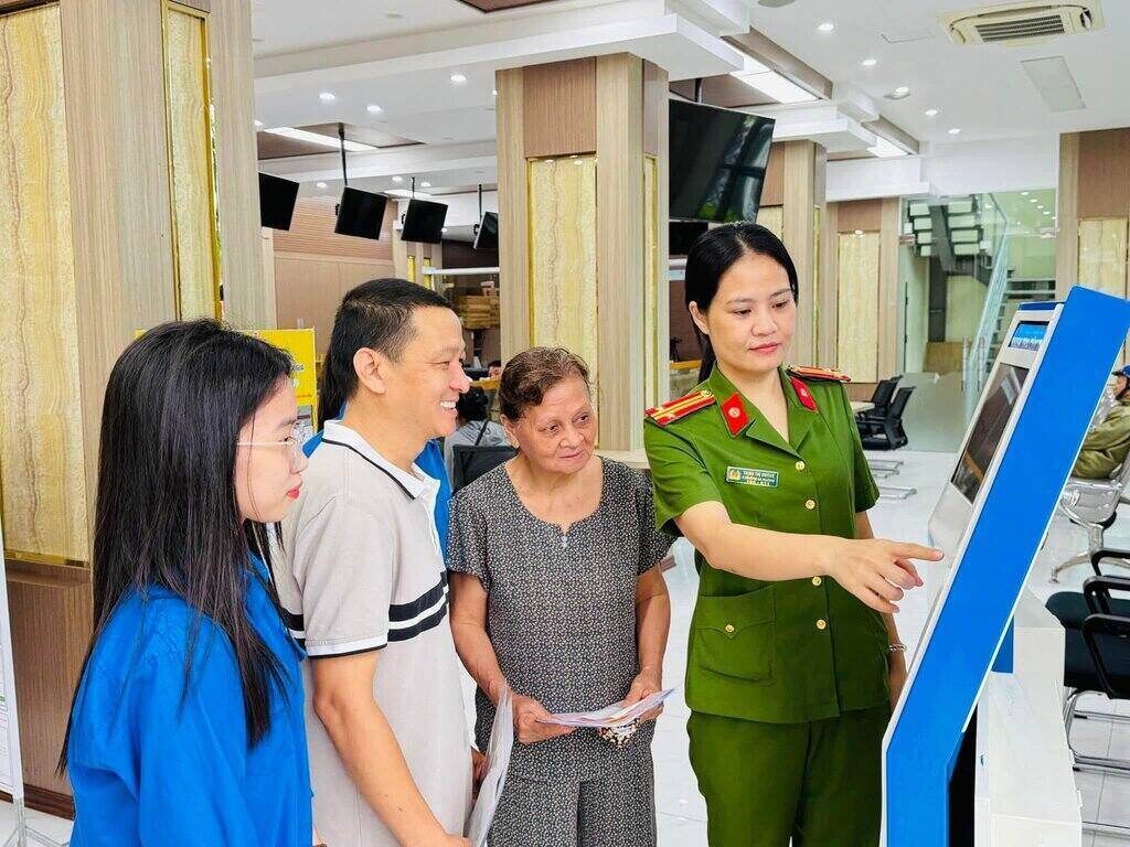 Centre de services administratifs publics du quartier de Hai Duong le premier jour de son ouverture. Photo : Police du quartier de Hai Duong