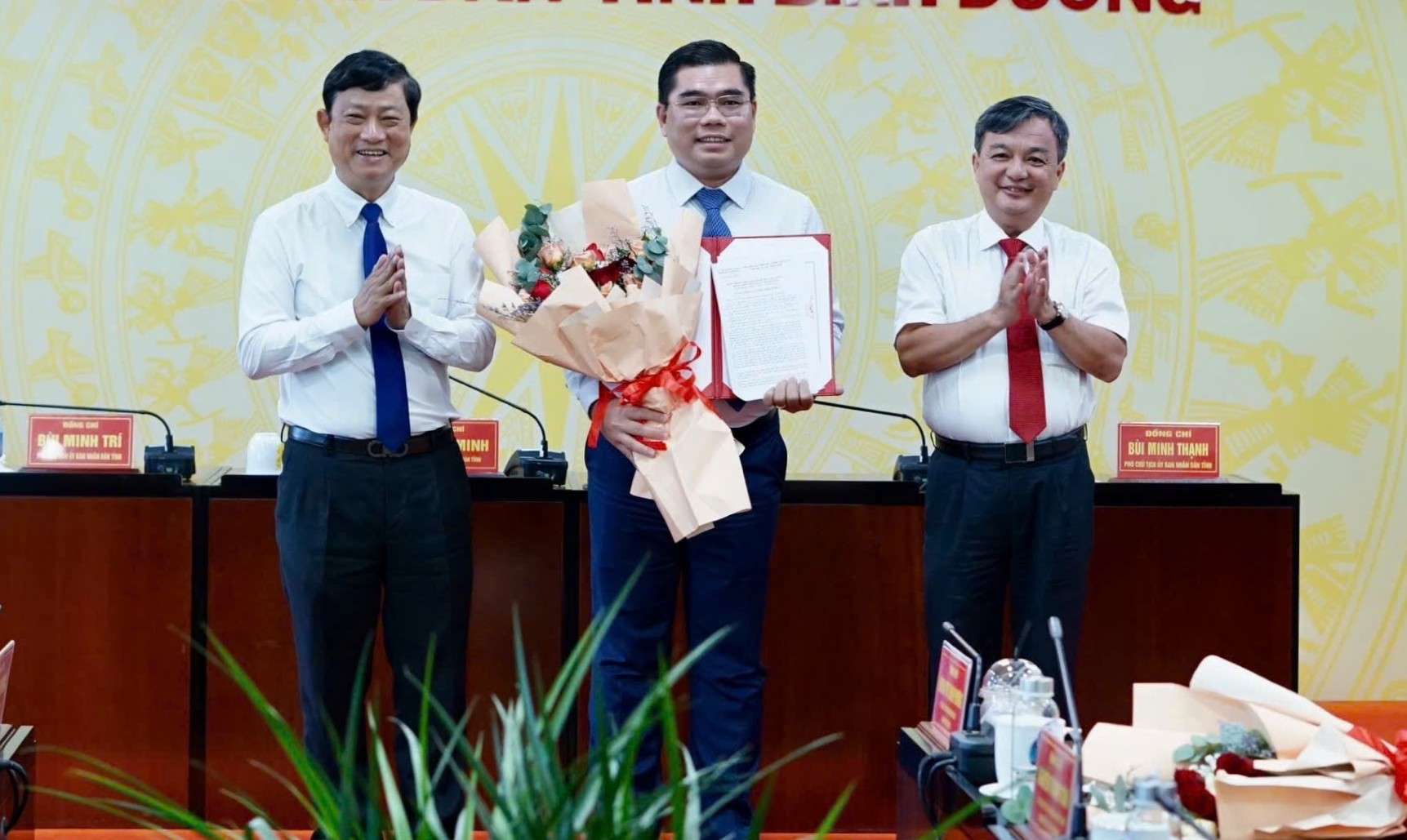 Ong Phan Tan Dat – Chu tich HDQT KSB nhan quyet dinh chu truong dau tu tu lanh dao dia phuong. Anh: KSB cung cap