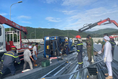 Scene de l'accident de la route grave qui a fait 2 morts sur l'autoroute Cam Lam - Vinh Hao. Photo : Phuong Linh