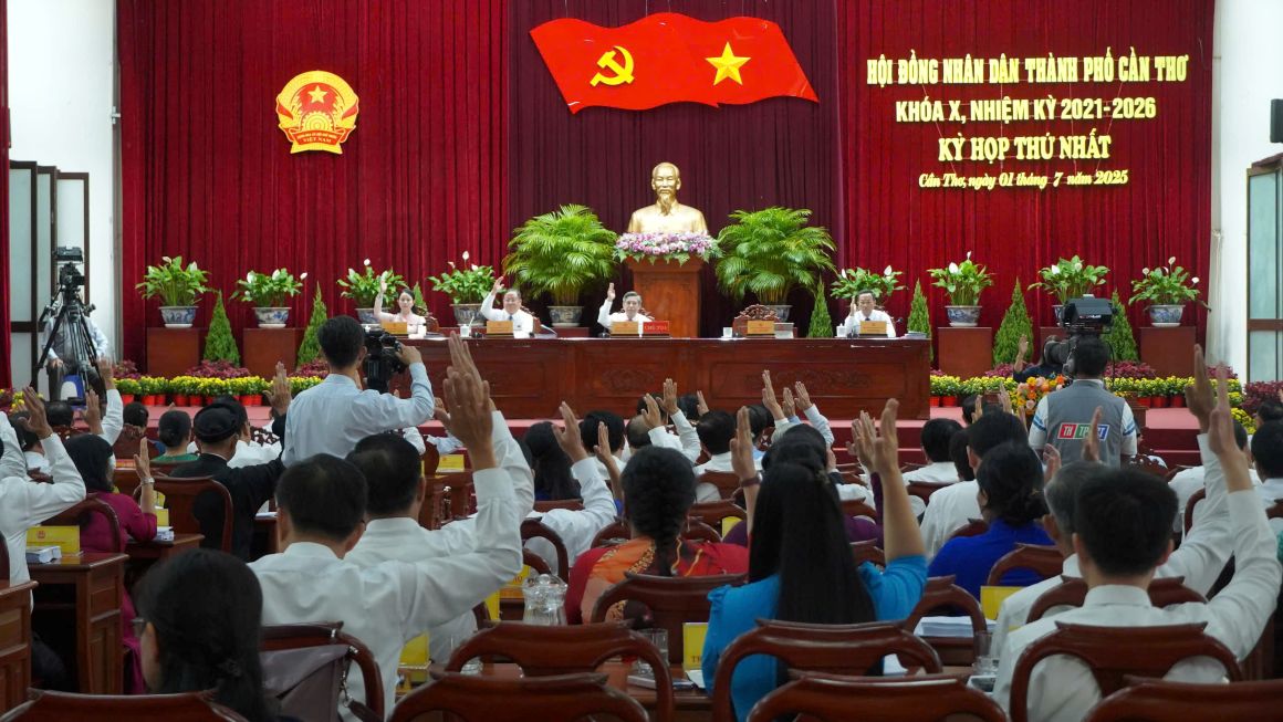 껀터시 인민의회 대표들이 결의안 통과를 표결하고 있습니다. 사진: Ta Quang