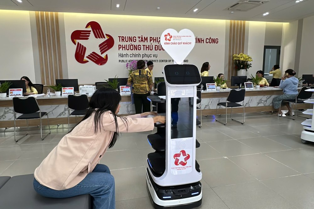 Nguoi dan chi can ngoi tai cho va dat ho so len robot. Anh: Anh Tu