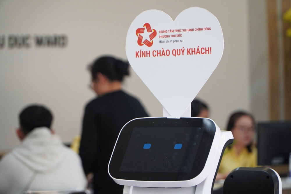 Robot duoc dat tai Trung tam phuc vu hanh chinh cong cua phuong Thu Duc de phuc vu nguoi dan. Anh: Anh Tu
