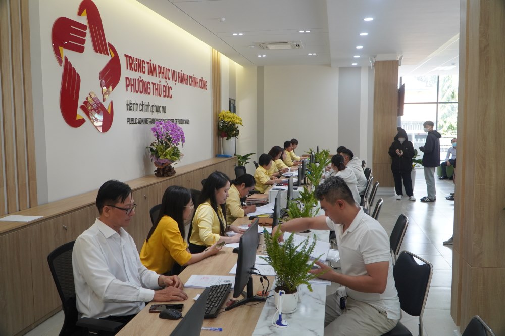 Trung tam duoc bo tri co so vat chat khang trang, hien dai voi day du trang thiet bi dong bo, bo tri doi ngu can bo, cong chuc chuyen nghiep, trach nhiem, lam viec theo quy trinh chuan, dam bao chat luong va tien do giai quyet ho so. Anh: Anh Tu