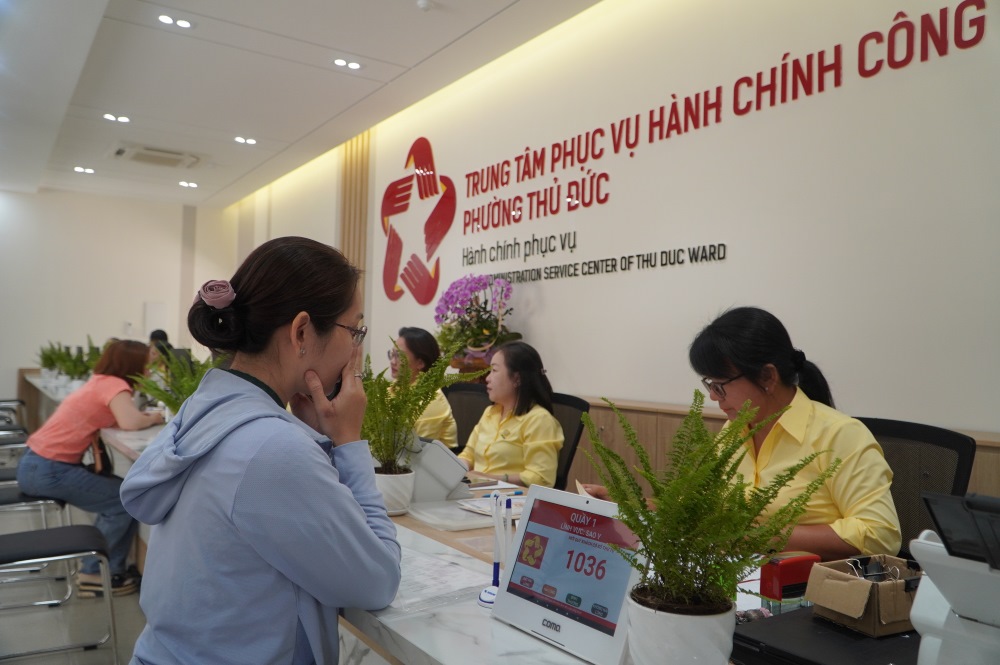 Khong khi lam viec tai phuong Thu Duc trong ngay dau van hanh mo hinh moi rat nhon nhip. Anh: Anh Tu