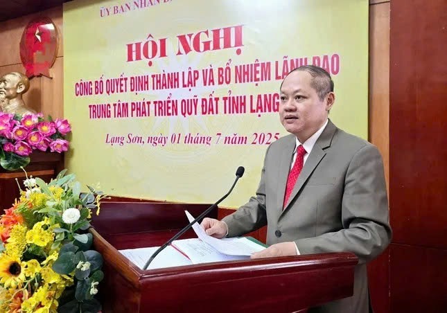El Sr. VI Farm (SN 1972), subdirector del Departamento de Agricultura y Medio Ambiente, fue movilizado y designado como Director del Centro de Desarrollo de Fondos Land Land Land Fund. Foto: Duy Chien