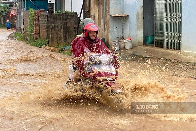 Mưa lớn gây sạt lở, ngập nhiều tuyến đường ở Điện Biên