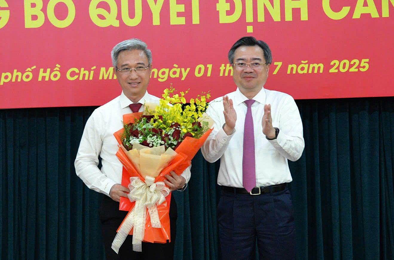 호치민시 당위원회 상임 부서기 Nguyen Thanh Nghi가 호치민시 당위원회 부서기 Dang Minh Thong에게 결정서를 수여하고 있습니다. 사진: Ha Khanh