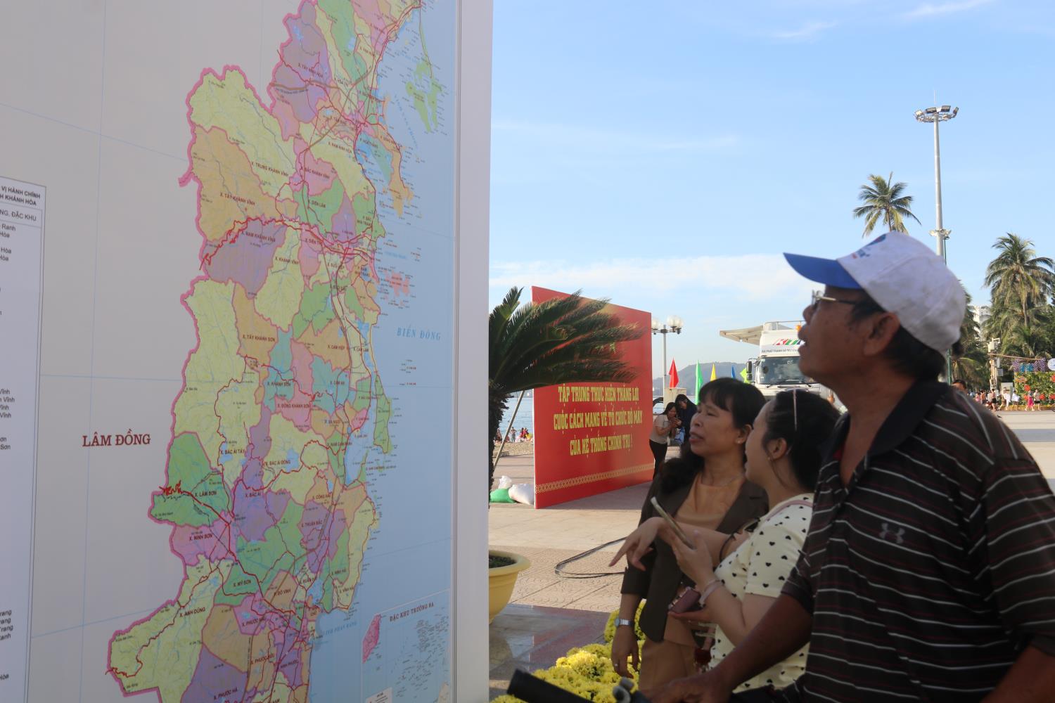 Les habitants de Khanh Hoa se renseignent sur les nouvelles communes et quartiers. Photo : Phuong Linh