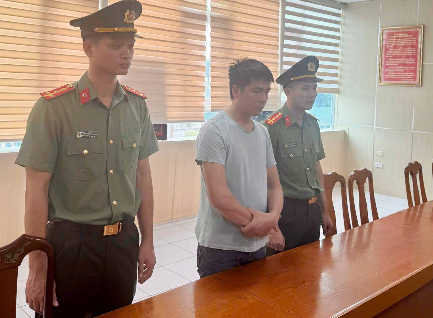 Cơ quan An ninh điều tra tống đạt quyết định khởi tố Nguyễn Doãn Long. Ảnh: Công an Hà Tĩnh.