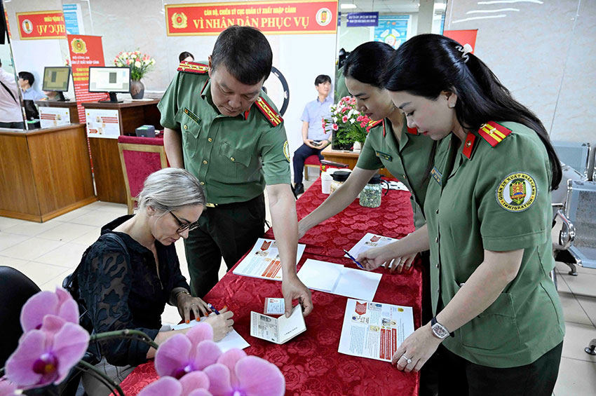 Une femme etrangere (en noir) se rend au Departement de la gestion de l'immigration pour effectuer les procedures de delivrance de comptes d'identification electronique de niveau 2. Photo : P.Kien