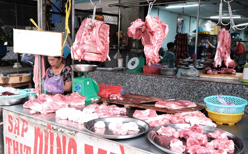 Le prix du porc vivant a chute aujourd'hui a 72 000 VND/kg. Photo : My Ly.