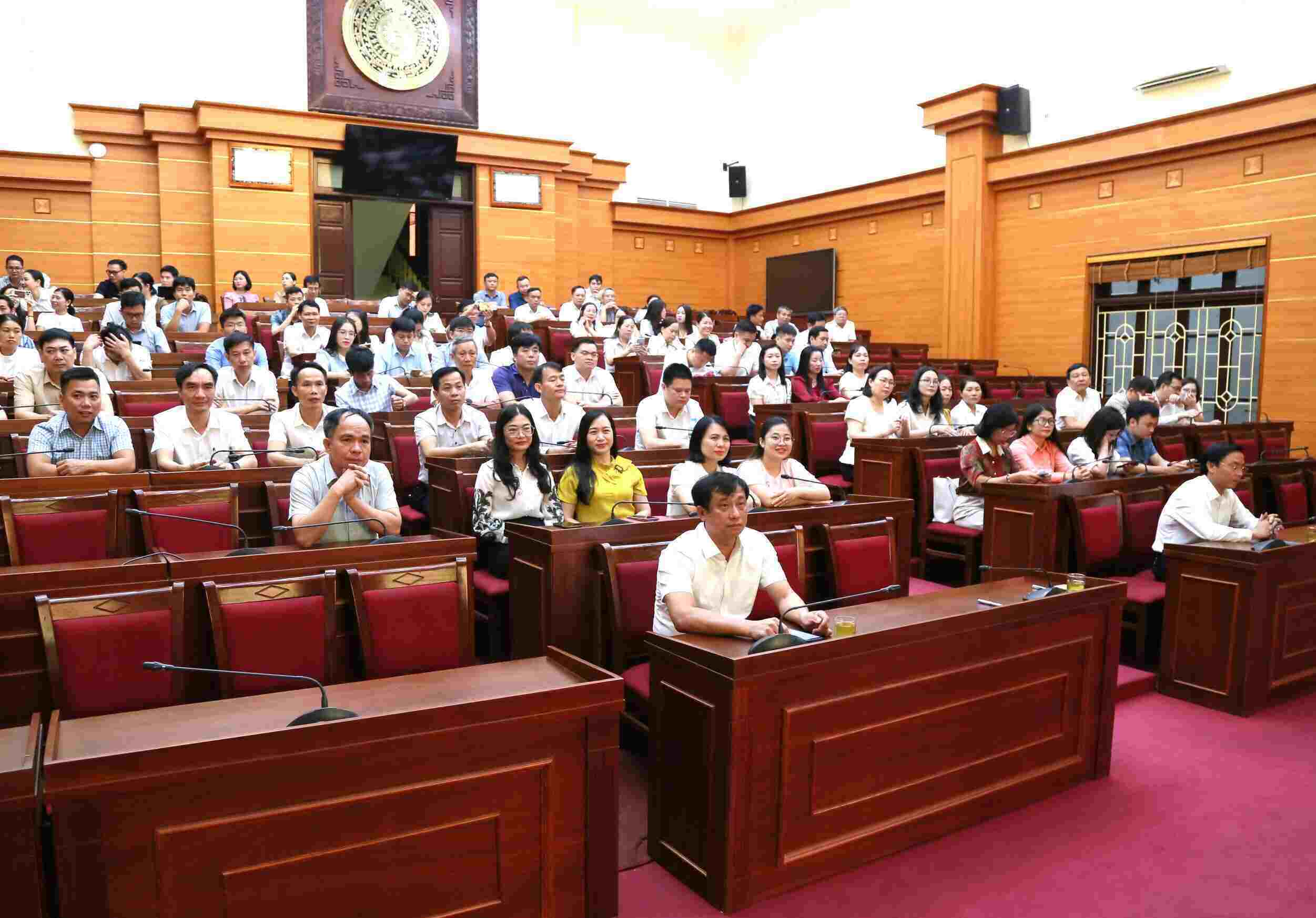 Le bureau du Comite populaire provincial de Hung Yen rencontre des fonctionnaires le premier jour de fonctionnement du gouvernement a deux niveaux. Photo : Portail TTDT de la province de Hung Yen