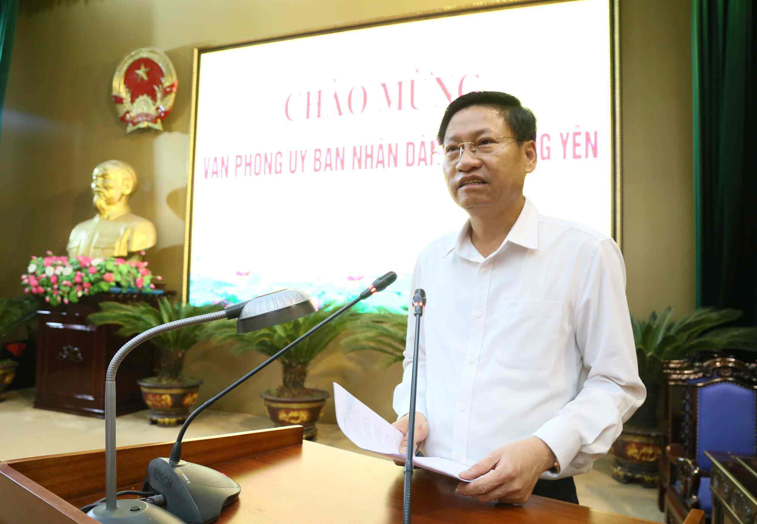 Ong Dinh Gia Dung - Tinh uy vien, Chanh Van phong UBND tinh phat bieu tai buoi gap mat. Anh: Cong TTDT tinh Hai Duong