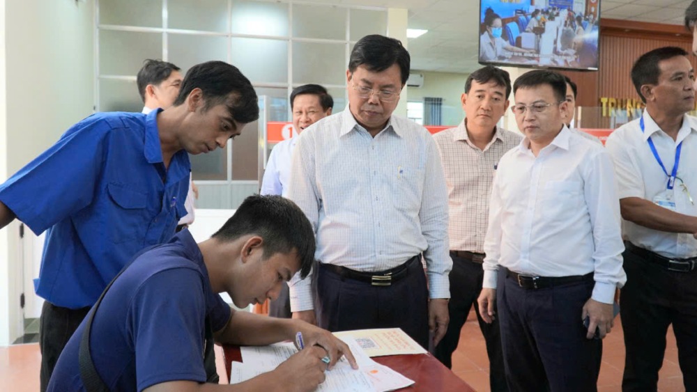 Le secretaire du Comite provincial du Parti Nguyen Tien Hai (au milieu) inspecte au Centre de service administratif public du quartier de Rach Gia. Photo : Xuan Nhi