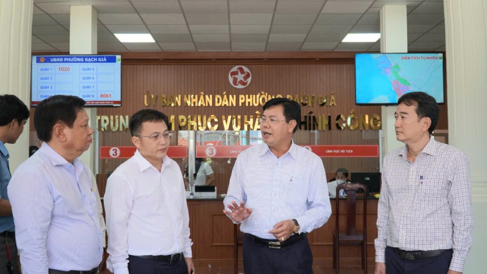 Bi thu Tinh uy nhac nho tung can bo tai Trung tam phai xan tay vao giai quyet cac vuong mac cua ba con khi den lam thu tuc. Anh: Xuan Nhi