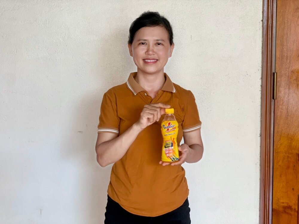 Chi Nguyen Bich Nga (Nghe An) cung gia dinh da co co hoi thay doi cuoc song khi trung 500 trieu dong nho uong Number 1 trong nam 2024. Ảnh: Tan Hiep Phat
