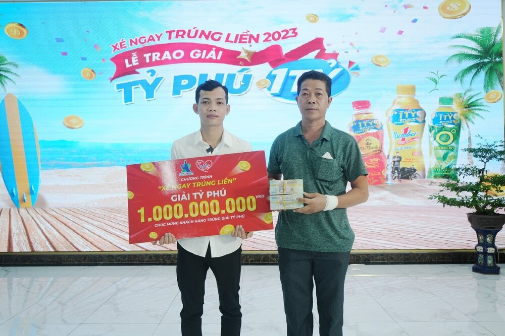 Anh Nguyen Hoang Em cung cha nhan giai thuong 1 ti dong tu chuong trinh “Xe ngay trung lien” cua Number 1 trong nam 2023. Ảnh: Tan Hiep Phat