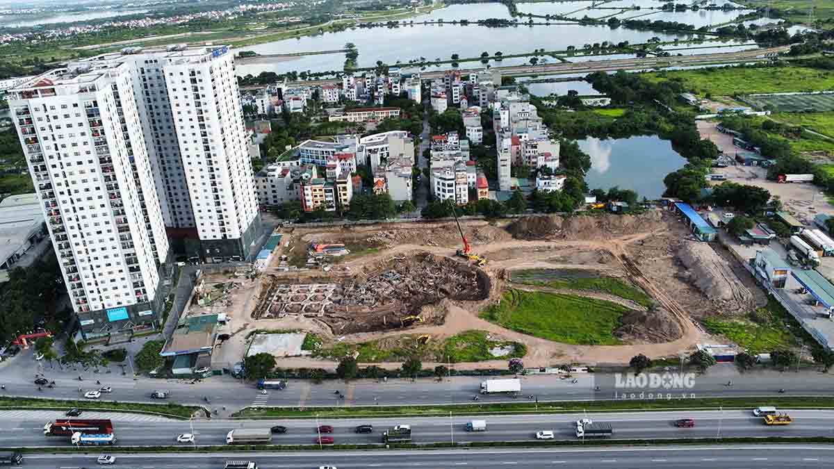 El presidente del Comite Popular Provincial decide el precio de venta de las casas de reasentamiento en algunos casos. Foto: Viet Bac.