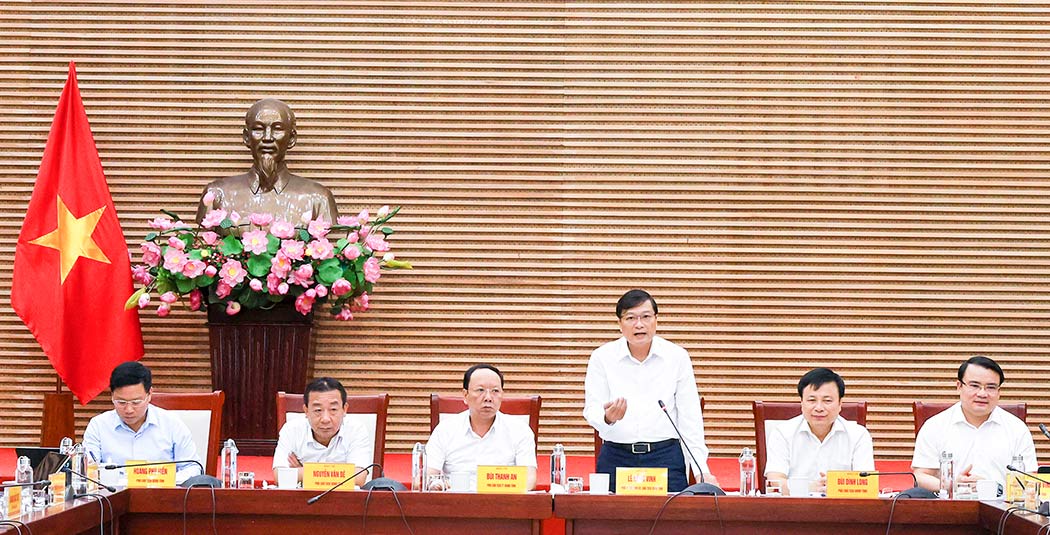 M. Le Hong Vinh president du Comite populaire provincial de Nghe An s'exprime lors de la reunion ordinaire du Comite populaire provincial en juin 2025. Photo : Kim Oanh