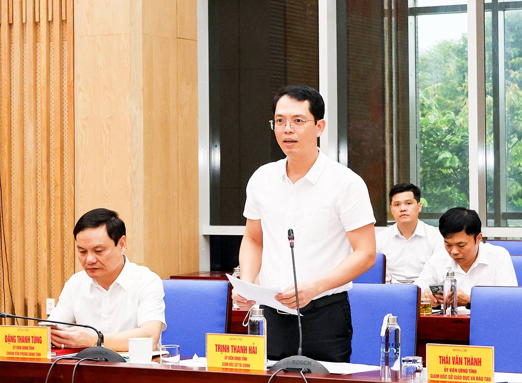 Giam doc So Tai chinh Nghe An Trinh Thanh Hai bao cao tinh hinh kinh te - xa hoi, thu ngan sach 6 thang dau nam, nhiem vu va giai phap trong tam 6 thang cuoi nam 2025. Anh: Kim Oanh