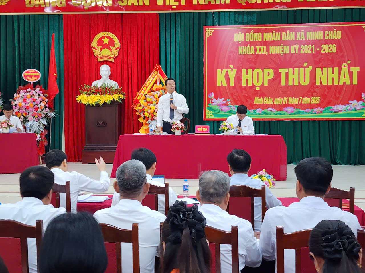Ong Nguyen Duc Tien, Bi thu Dang uy, Chu tich HDND xa Minh Chau phat bieu khai mac phien hop. Anh: Quang Phong