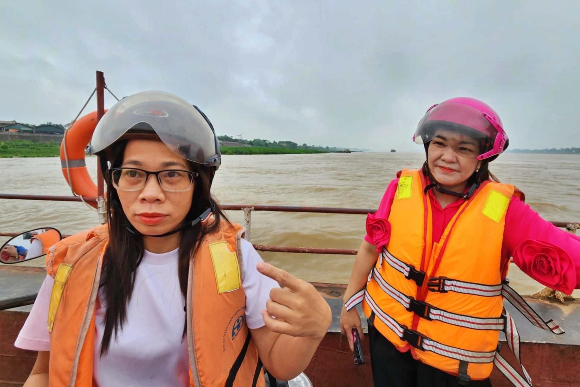 Can bo va nhan dan xa Minh Chau mong thanh pho som xay dung mot cay cau bac qua song Hong de phuc vu viec di lai va phat trien kinh te - xa hoi dia phuong. Anh: Quang Phong