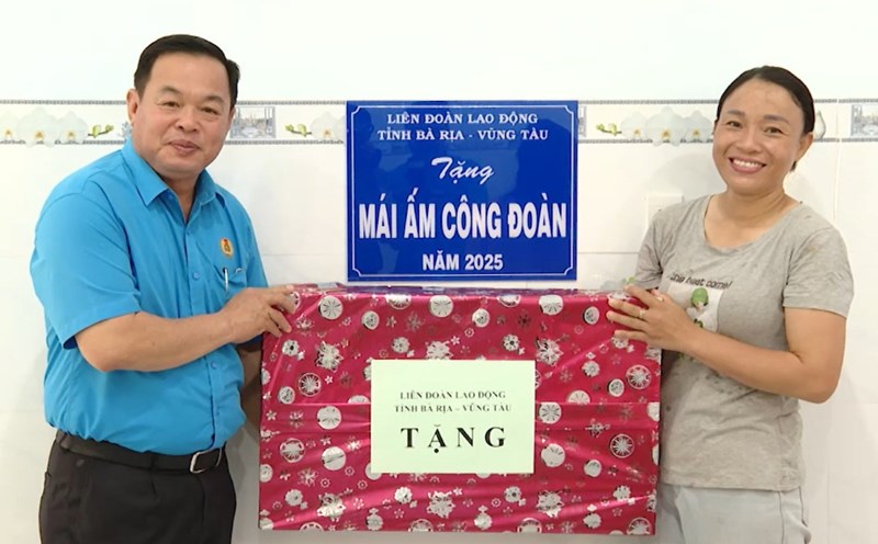 Mr. Nguyen Ba Hung - Vice President of the Ho Chi Minh City Labor Federation - presented the Trade Union Shelter and gifts to support workers with housing difficulties. Photo: Thanh An