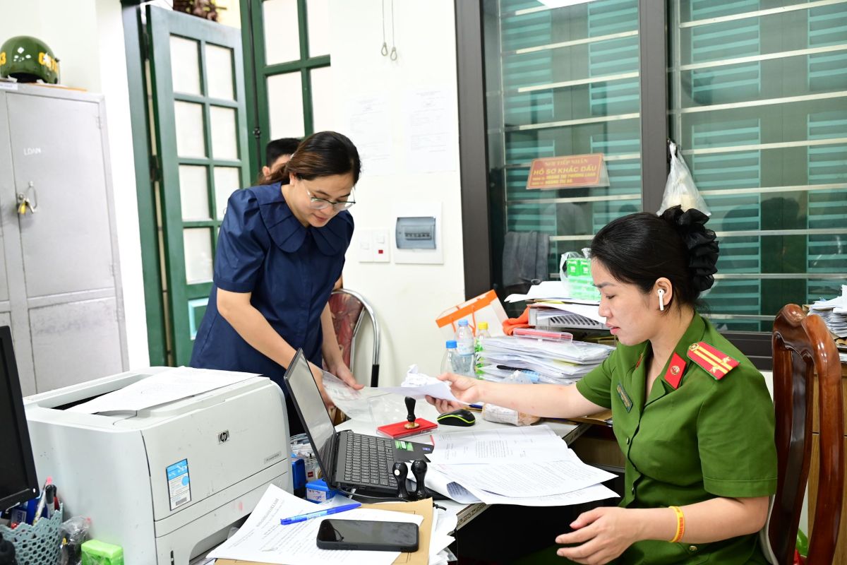 도시 공안 간부가 회수된 인장을 확인하고 있습니다. 사진: 하이퐁시 공안