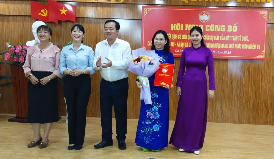Pho Bi thu Thuong truc Tinh uy, Chu tich Uy ban MTTQ Viet Nam tinh Ca Mau Huynh Quoc Viet (dung giua) trao Quyet dinh chi dinh Ban Chap hanh Hoi Lien hiep Phu nu tinh. Anh: Nhat Ho
