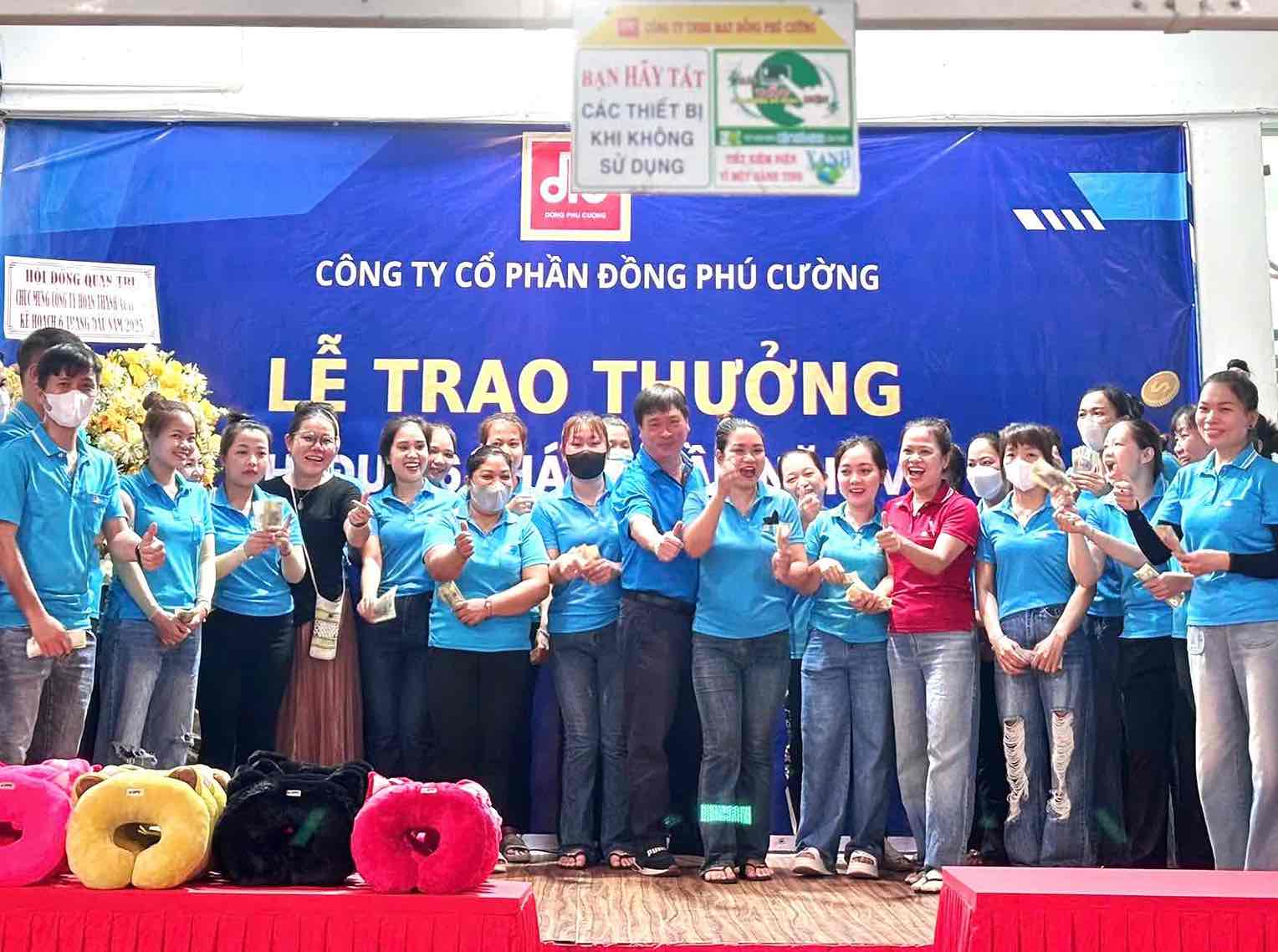 Dong Phu Cuong Joint Stock Company spends more than 1.7 billion VND to reward employees for completing the 6-month plan in 2025. Photo: Provided by the company