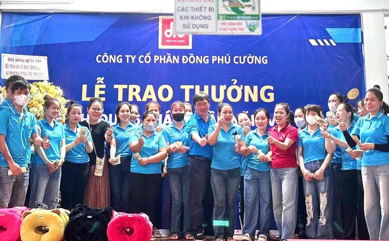 Dong Phu Cuong Joint Stock Company spends more than 1.7 billion VND to reward employees for completing the 6-month plan in 2025. Photo: Provided by the company