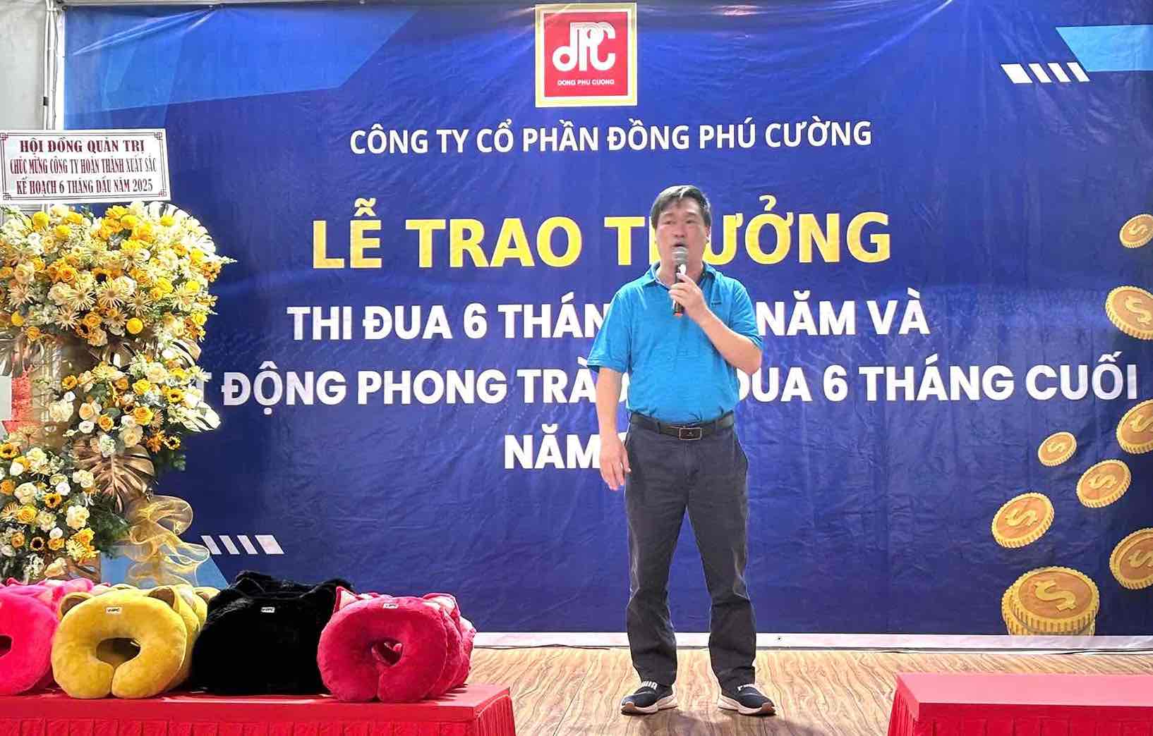 Lanh dao Cong ty Co phan Dong Phu Cuong thong bao thuong nong cho nguoi lao dong. Anh: Cong ty cung cap
