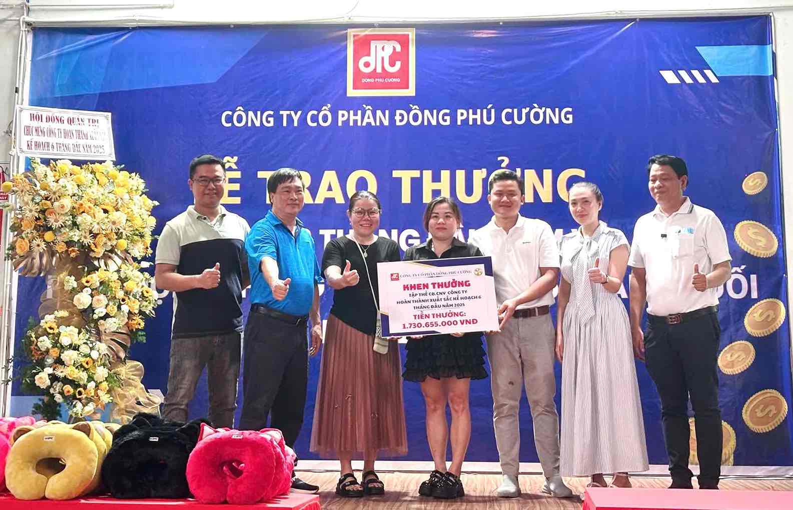 Khen thuong nguoi lao dong hoan thanh xuat sac ke hoach 6 thang nam 2025. Anh: Cong ty cung cap