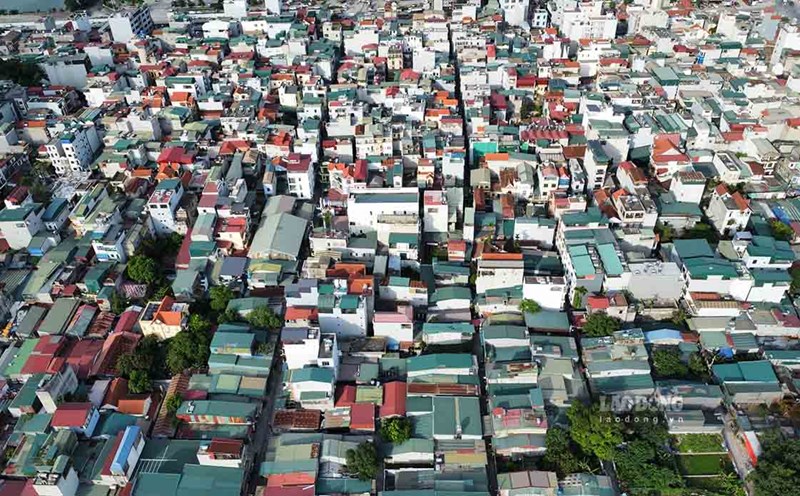 The Chairman of the People's Committee at the commune level will be granted the first red book from July 1, 2025 when implementing the two-level local government. Photo: Viet Bac.