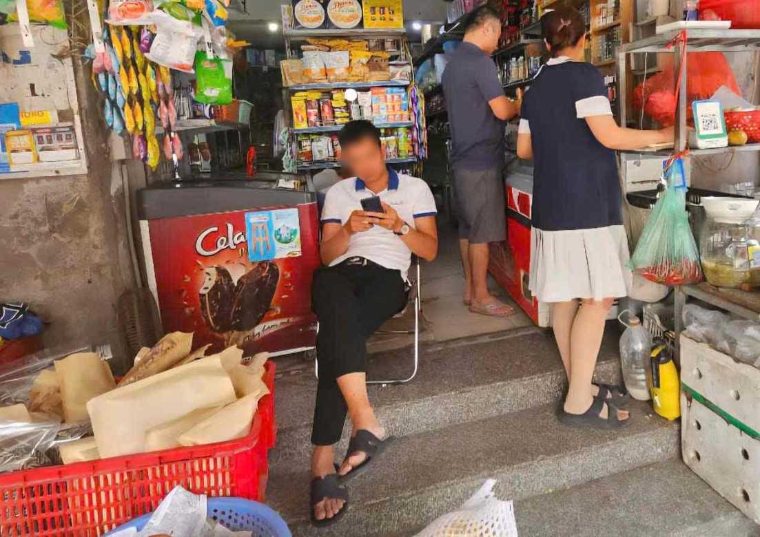 Outre de nombreux menages commerciaux participant activement a l'assurance sociale obligatoire a partir du 1er juillet de nombreux menages ne sont pas encore conscients de cette information. Photo : Quynh Chi