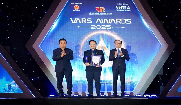 Ong Nguyen Quoc Anh – Pho Tong Giam doc Batdongsan.com.vn nhan giai Top 1 Thuong hieu Cong nghe bat dong san Viet Nam tai VARS AWARDS 2025. Anh: Batdongsan.com.vn