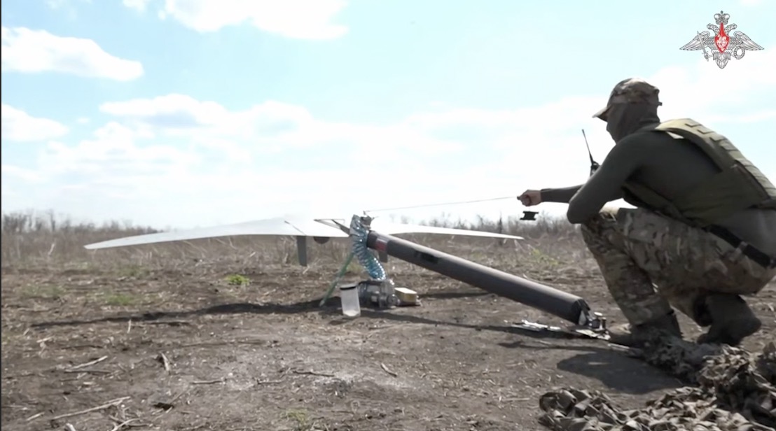 러시아 군인이 슈퍼캠 무인 항공기를 시동합니다. 사진: 러시아 국방부