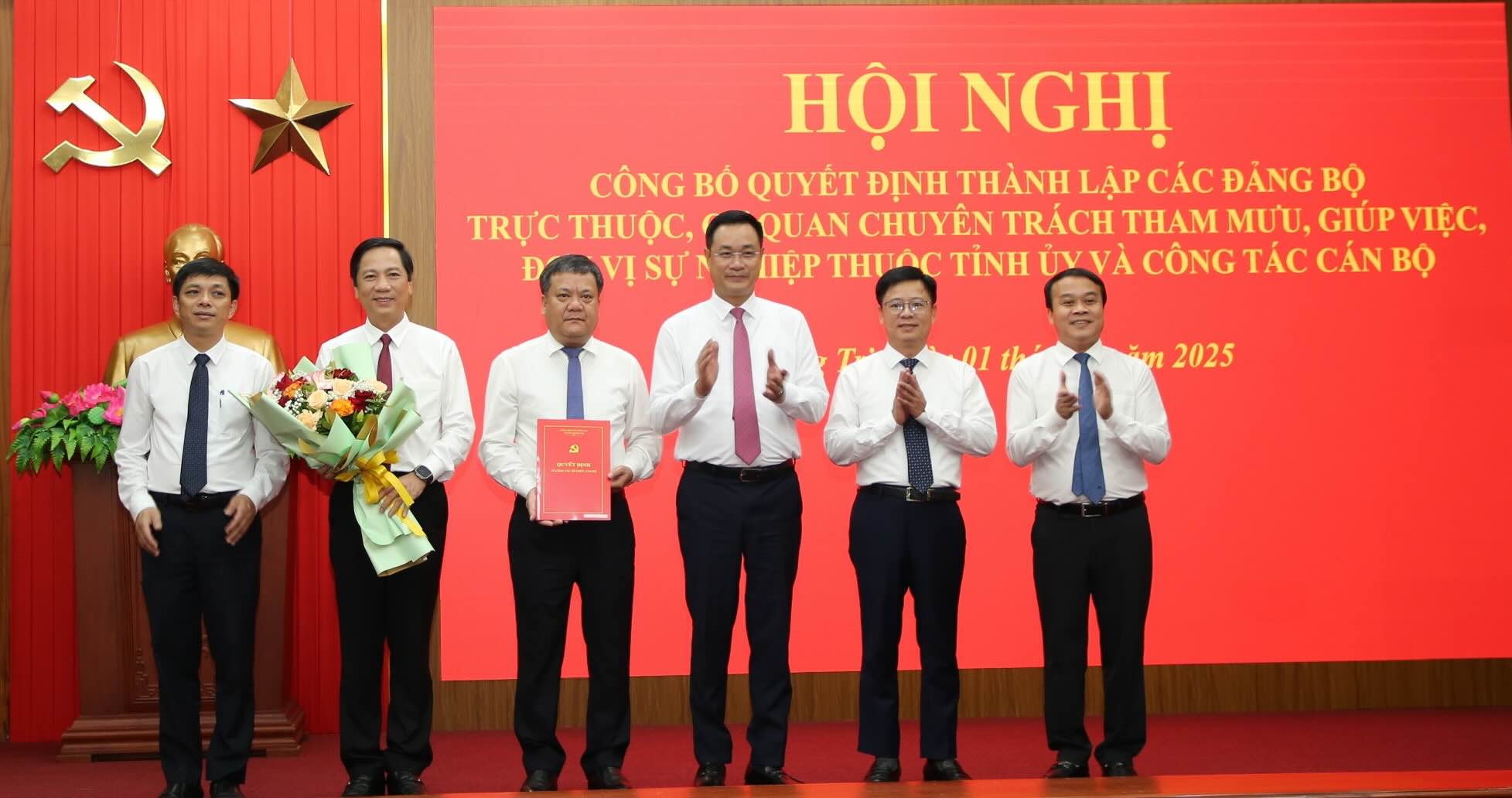 Awarding the decision to the Party Committee of the Quang Tri Provincial People's Committee, with Mr. Tran Phong - Chairman of the Provincial People's Committee - as Secretary of the Party Committee. Photo: Cong Sang