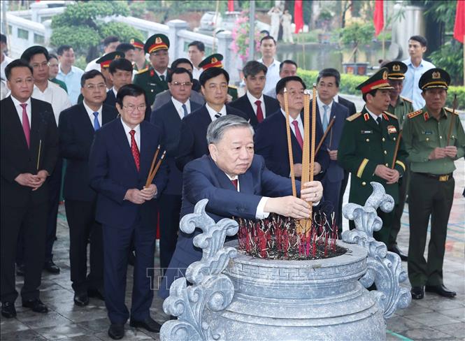 Tong Bi thu To Lam cac dong chi lanh dao, nguyen lanh dao Dang, Nha nuoc dang huong tai Nha tuong niem Tong Bi thu Nguyen Van Linh o xa Nguyen Van Linh, tinh Hung Yen. Anh: TTXVN