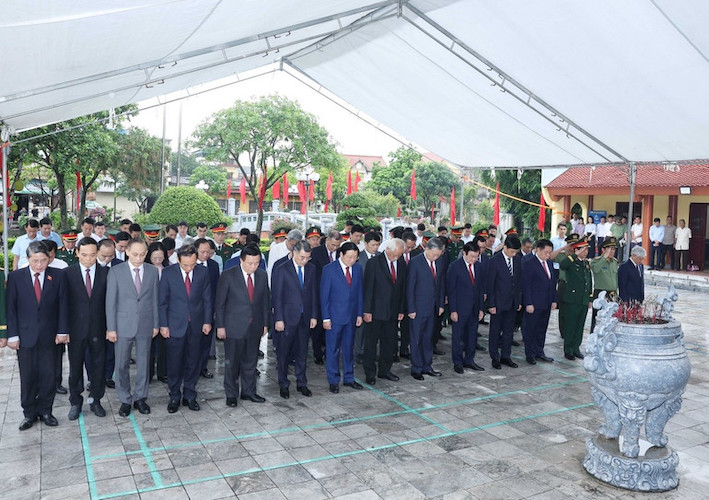 대표들이 Nguyen Van Linh 총비서를 기리기 위해 향을 피우고 있습니다. 사진: TTXVN