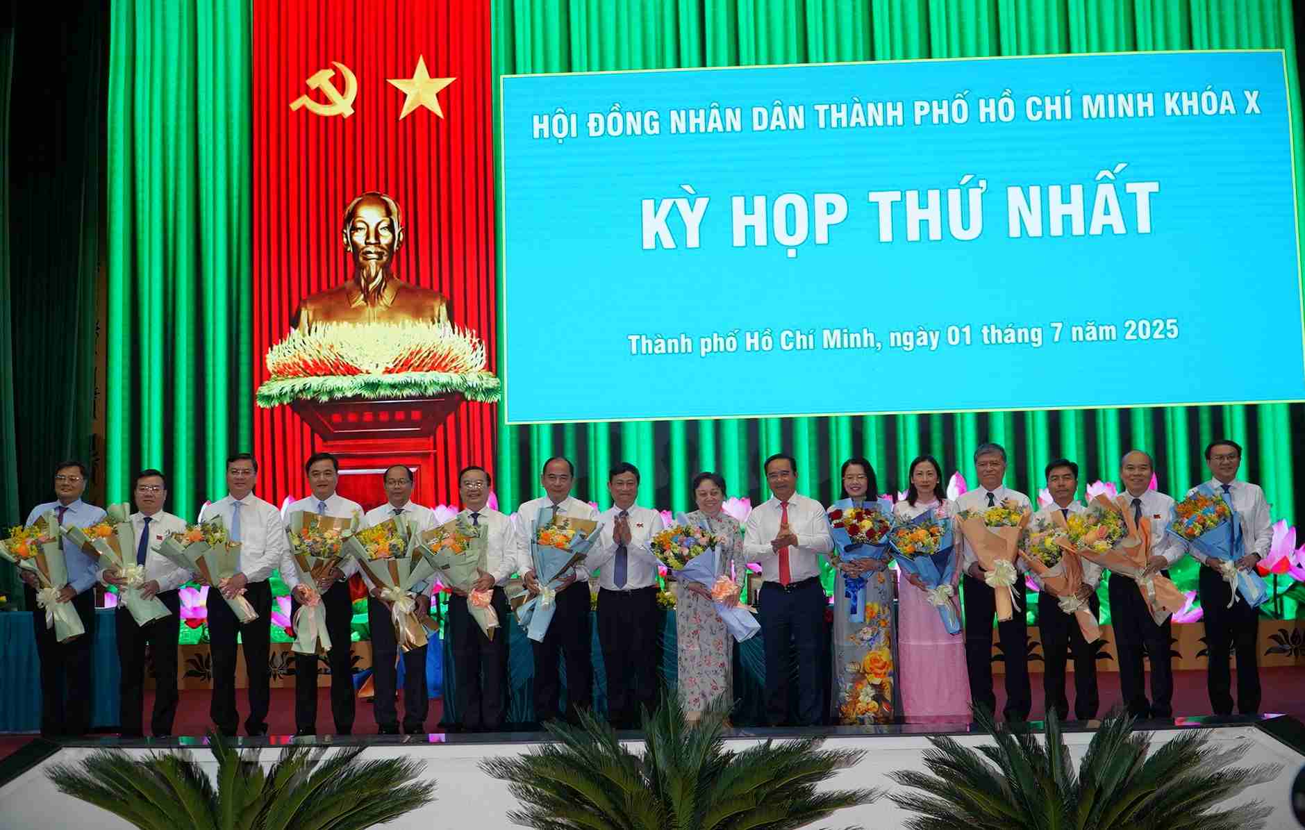 Trao nghi quyet cua HDND TPHCM ve thanh lap 15 co quan chuyen mon truc thuoc UBND TPHCM.  Anh: Minh Quan