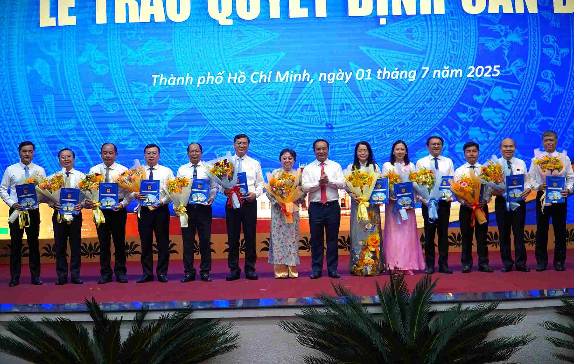 Le president du Comite populaire de Ho Chi Minh-Ville Nguyen Van Duoc remet la decision de nomination des directeurs des departements et secteurs. Photo : Minh Quan