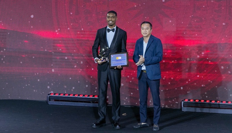 Tien dao Alan gianh cu dup giai thuong Cau thu xuat sac nhat va Vua pha luoi V.League 2024-2025. Anh: Minh Dan