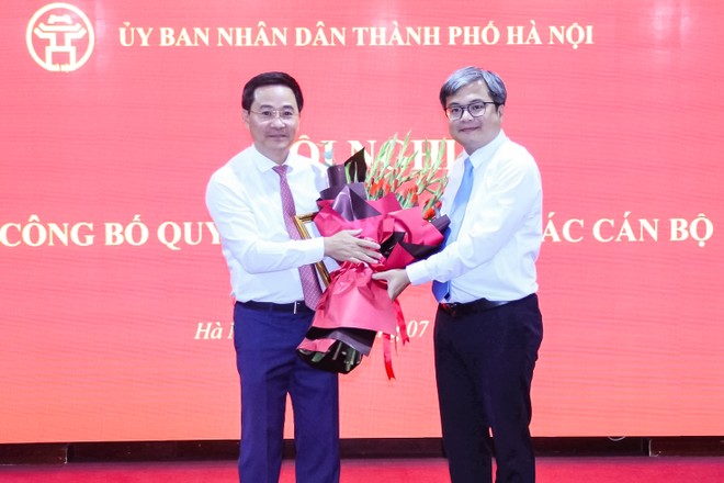 Vice Chairman of Hanoi People's Committee Truong Viet Dung presented the decision and congratulated the new Director of Hanoi Department of Science and Technology. Photo: Hano Department of Science and Technology